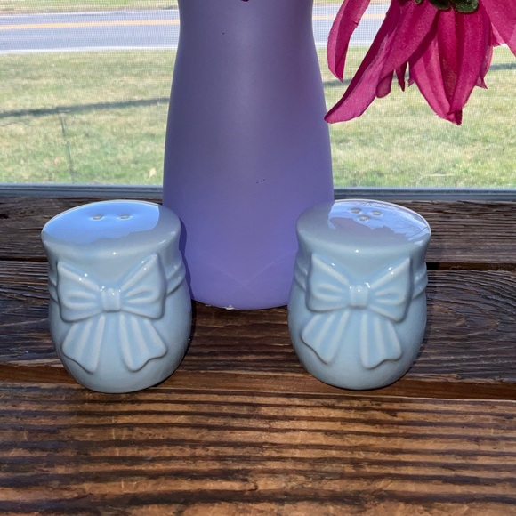 Source Unknown Other - Embossed Blue Bow Salt and Pepper Shakers - New